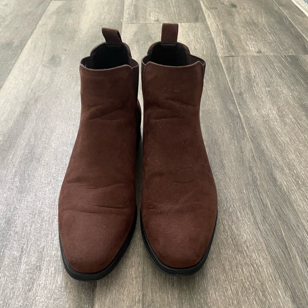 New Chelsea boots men. Size is 8.5 but is like a 9 .  Brand:ASOS